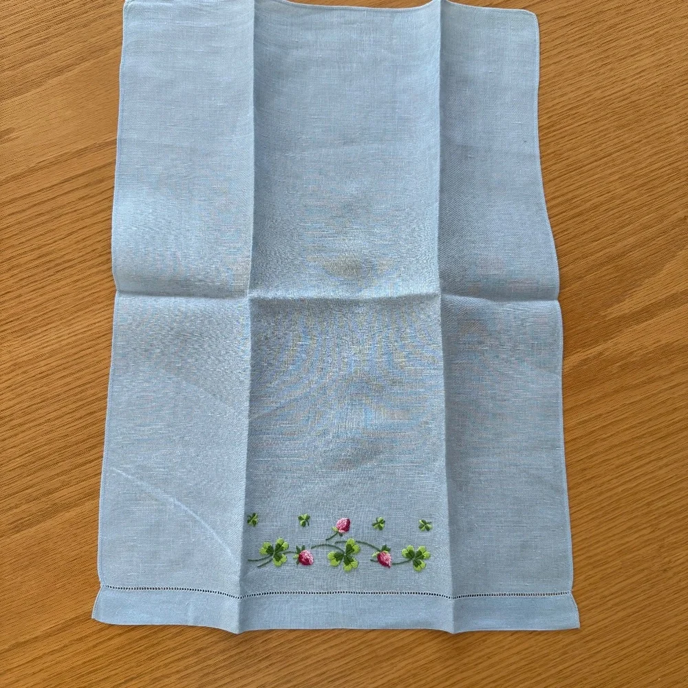 VINTAGE EMBROIDERED HAND AND FINGERTIP TOWELS.